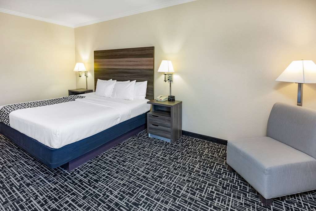 La Quinta Inn & Suites by Wyndham Garland Harbor Point - photo 46