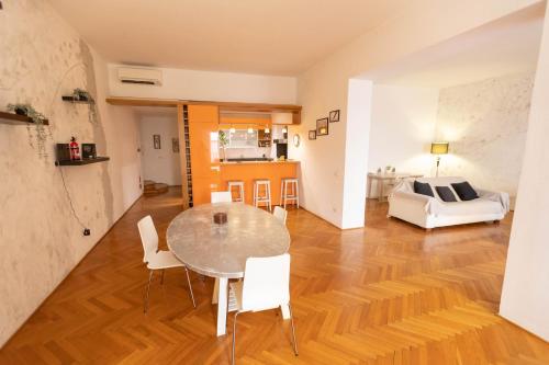Fontana di Trevi Modern Apartment — 4-Star Luxury Hotel in Rome, Italy