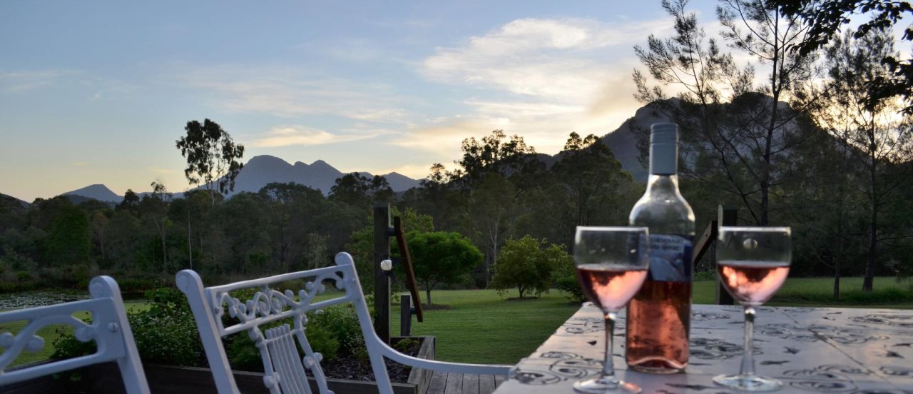 Tuckeroo Cottages & Gardens Blue Wren & Kookaburra — 4-Star Luxury Hotel in Gold Coast, Australia