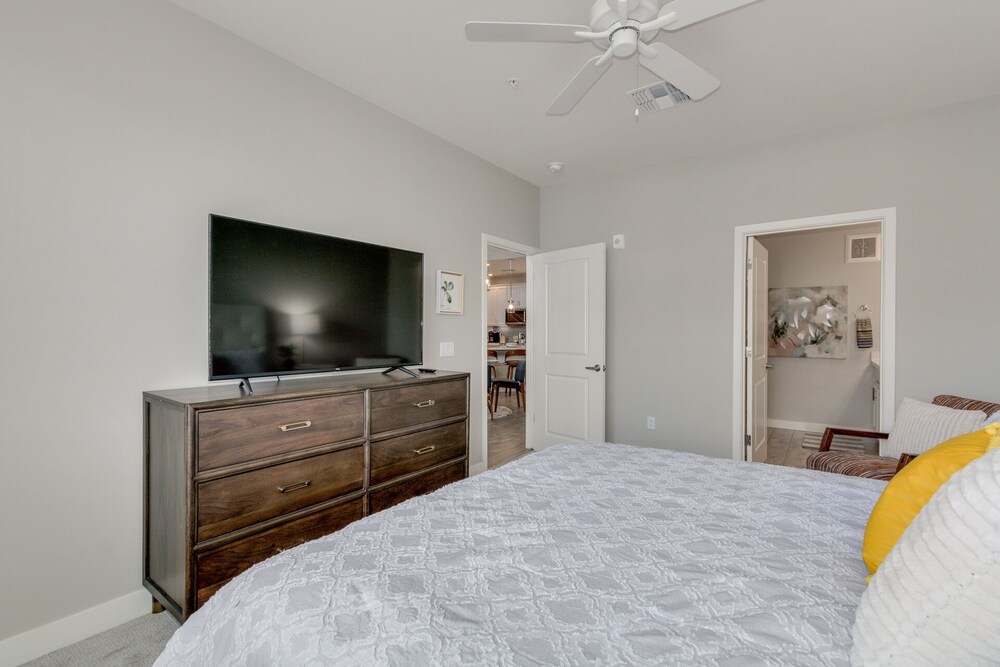 Penthouse BRAND NEW Cays at Ocotillo Lots of Upgrades 30 Night Minimum by RedAwning - photo 2