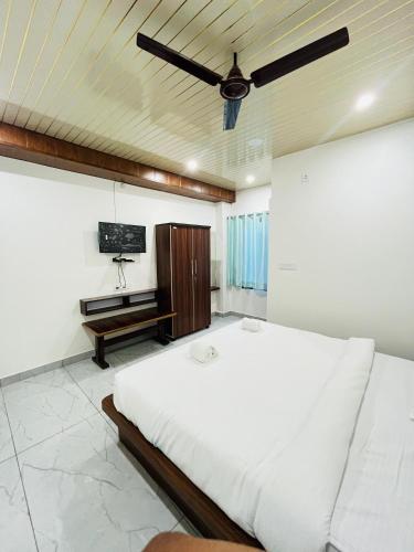 Hotel Kingdom And Banquet — 4-Star Luxury Hotel in Rudarpur, India