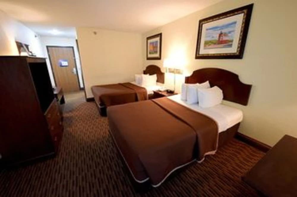 Grand Mackinaw Beachfront and Waterpark - photo 2