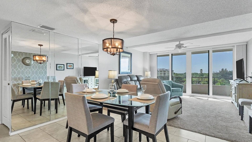 6415 Midnight Pass #606 — 4-Star Luxury Hotel in Siesta Key, United States