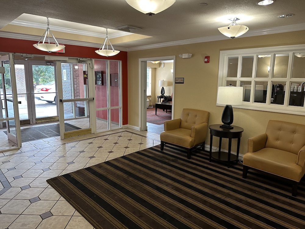HomeTowne Studios by Red Roof Southfield - photo 2