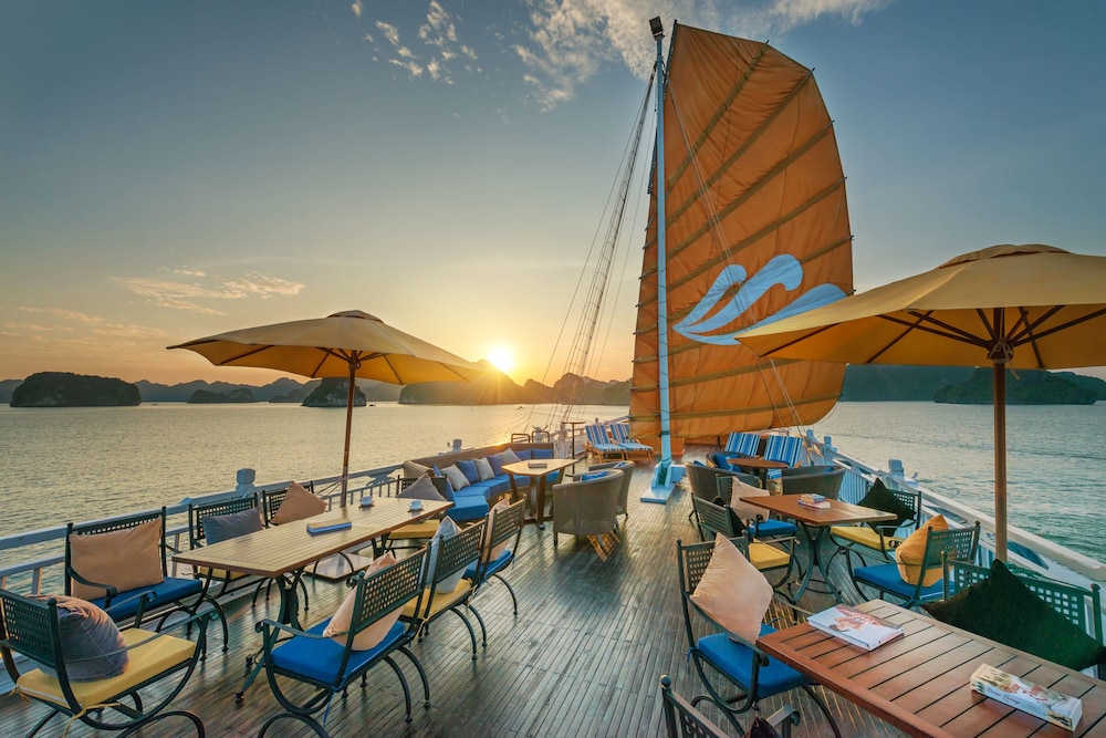 Paradise Sails Cruise — 5-Star Luxury Hotel in Ha Long, Vietnam