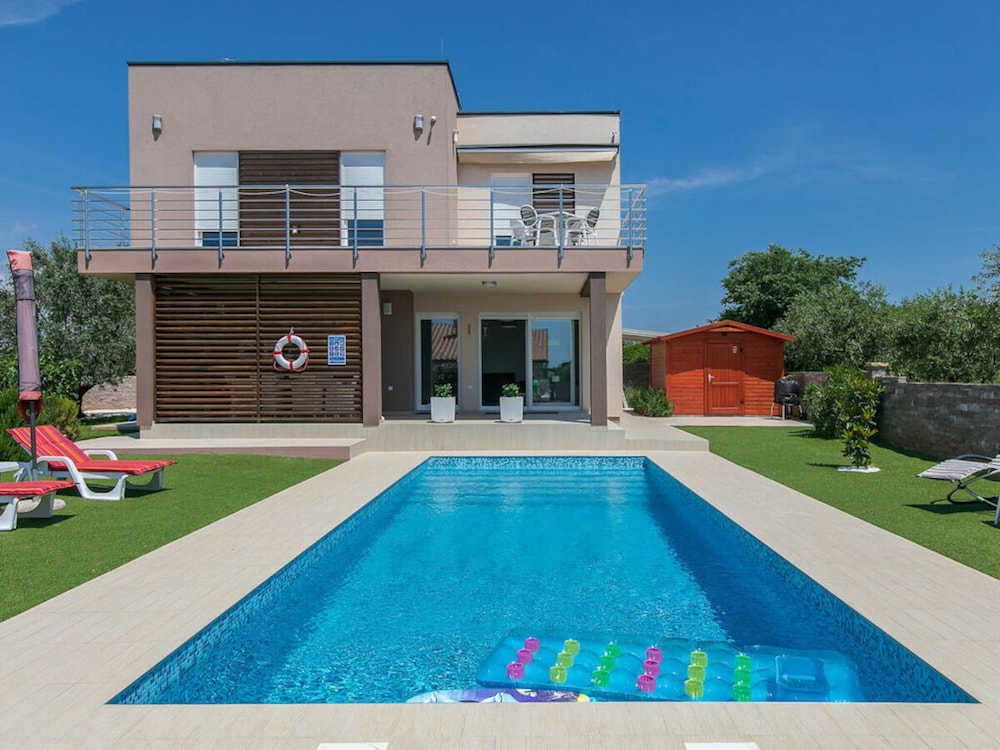 Villa Štefanja — 4-Star Luxury Hotel in Galizana, Croatia