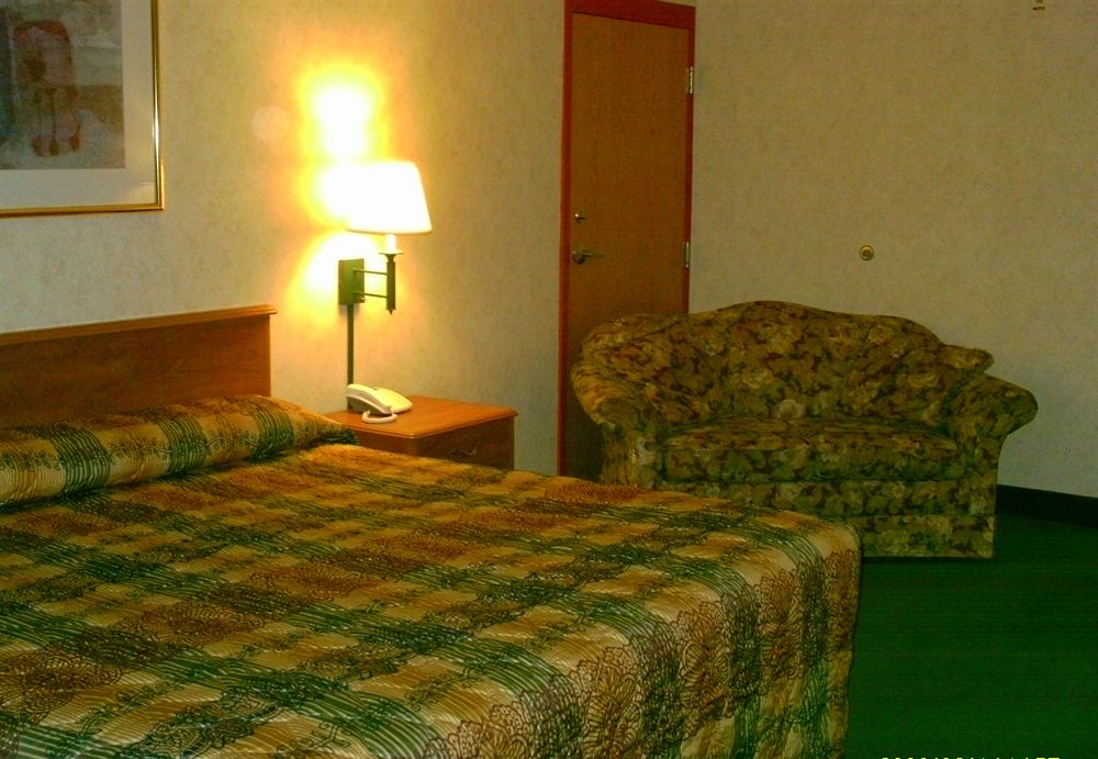 Campton Parkway Inn - photo 10