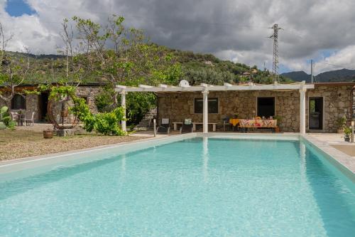 Sicily Stone Cottage with swimming pool — 4-Star Luxury Hotel in Graniti, Italy