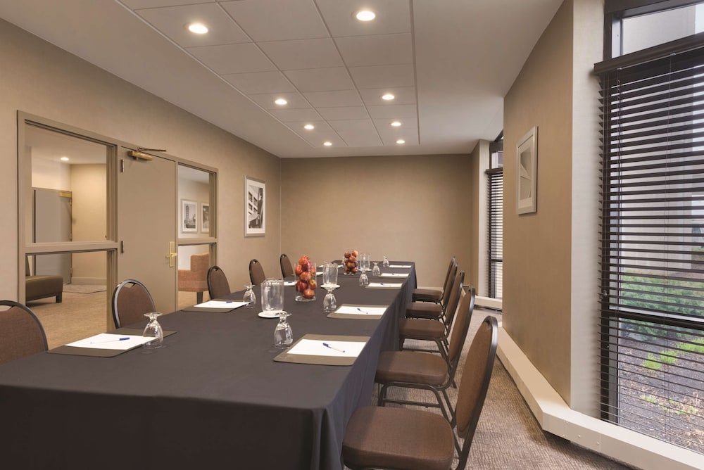 Embassy Suites by Hilton Milwaukee Brookfield - photo 96
