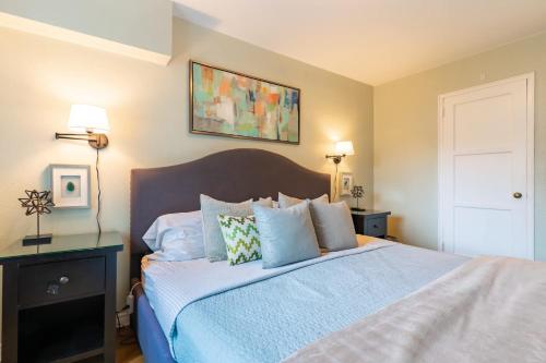 Eclectic Downtown & Cap Hill King bed & Kitchen - photo 13