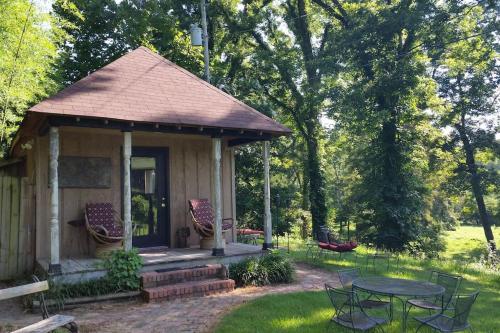 Sunflower Cottage on the River — 4-Star Luxury Hotel in Clarksdale, United States