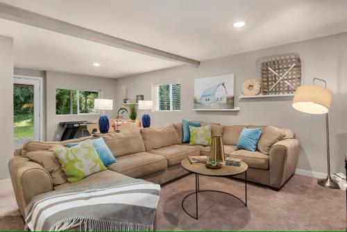 Spacious Main Street Retreat for families and large groups — Edmonds — photo 4