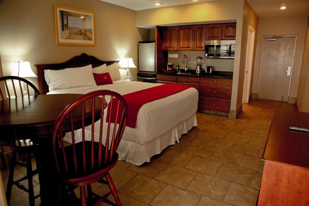 Lake Grassy Inn & Suites - photo 9