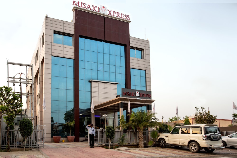 Misaki Xpress — hotel in Behror