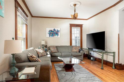 Beautiful House Walk Everywhere AC Fire Pit — 4-Star Luxury Hotel in Traverse City, United States