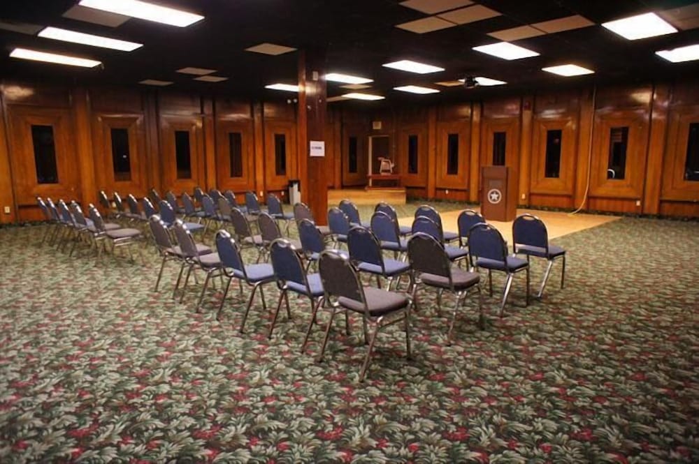 Lincoln Inn Express Hotel and Suites - photo 34