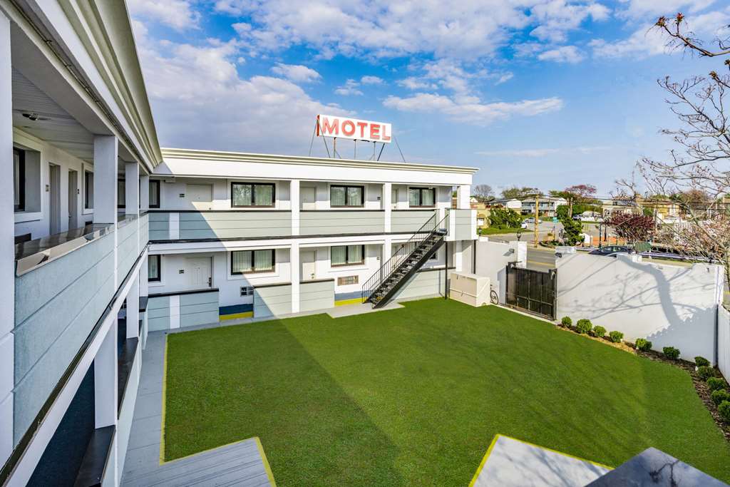 Super 8 by Wyndham Lindenhurst - photo 25