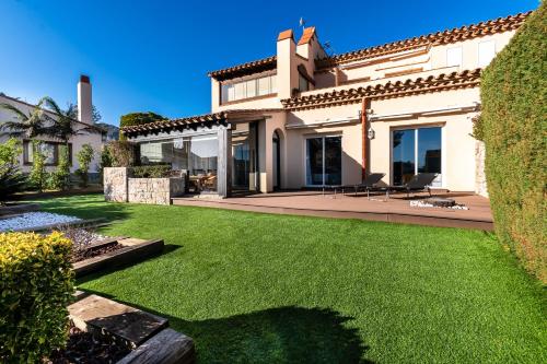 Fabulosa Olivera entre mar y montanas in Mont-Roig Del Camp, Spain