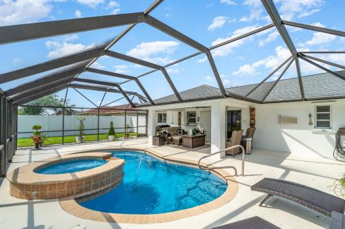 Tranquil Retreat with heated Pool Spa Villa Serenity Haven — 4-Star Luxury Hotel in Cape Coral, United States