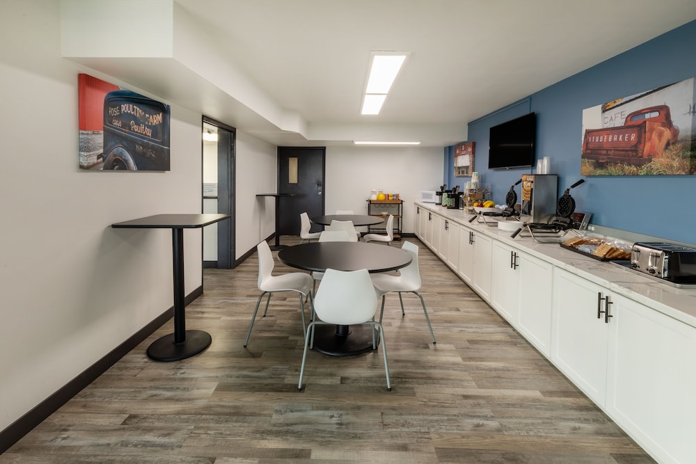 Super 8 by Wyndham Laredo - photo 28