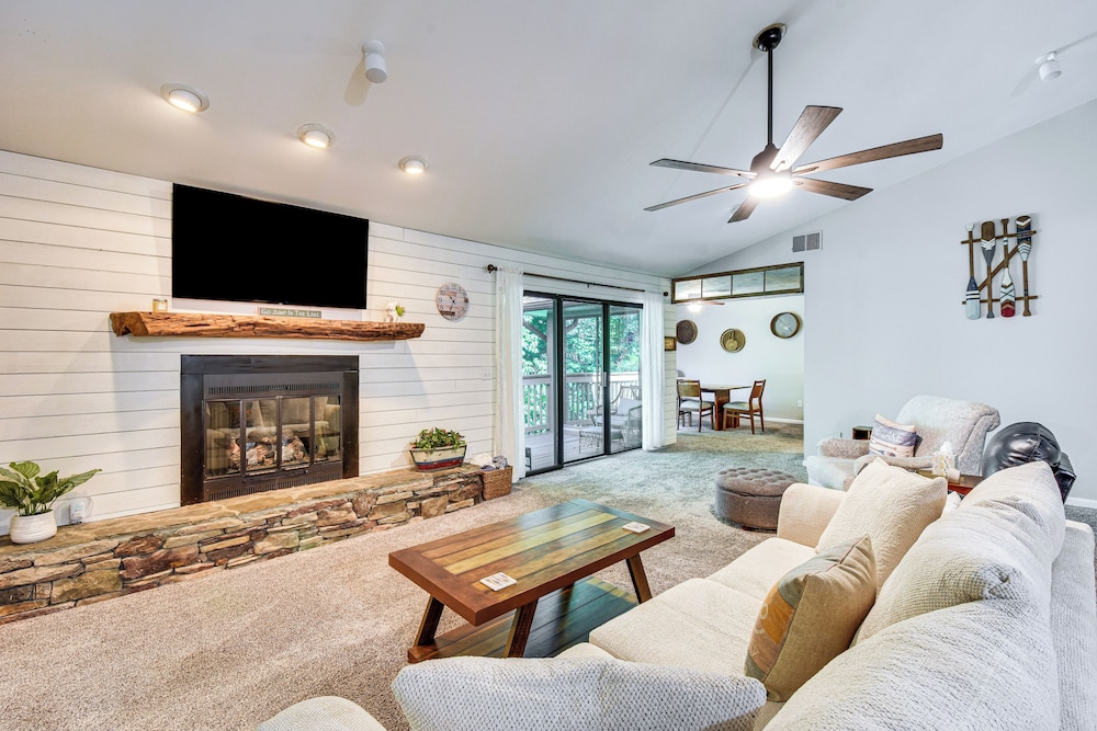 Marina Villa Condo at Lake Keowee w Fireplace — 4-Star Luxury Hotel in Salem, United States