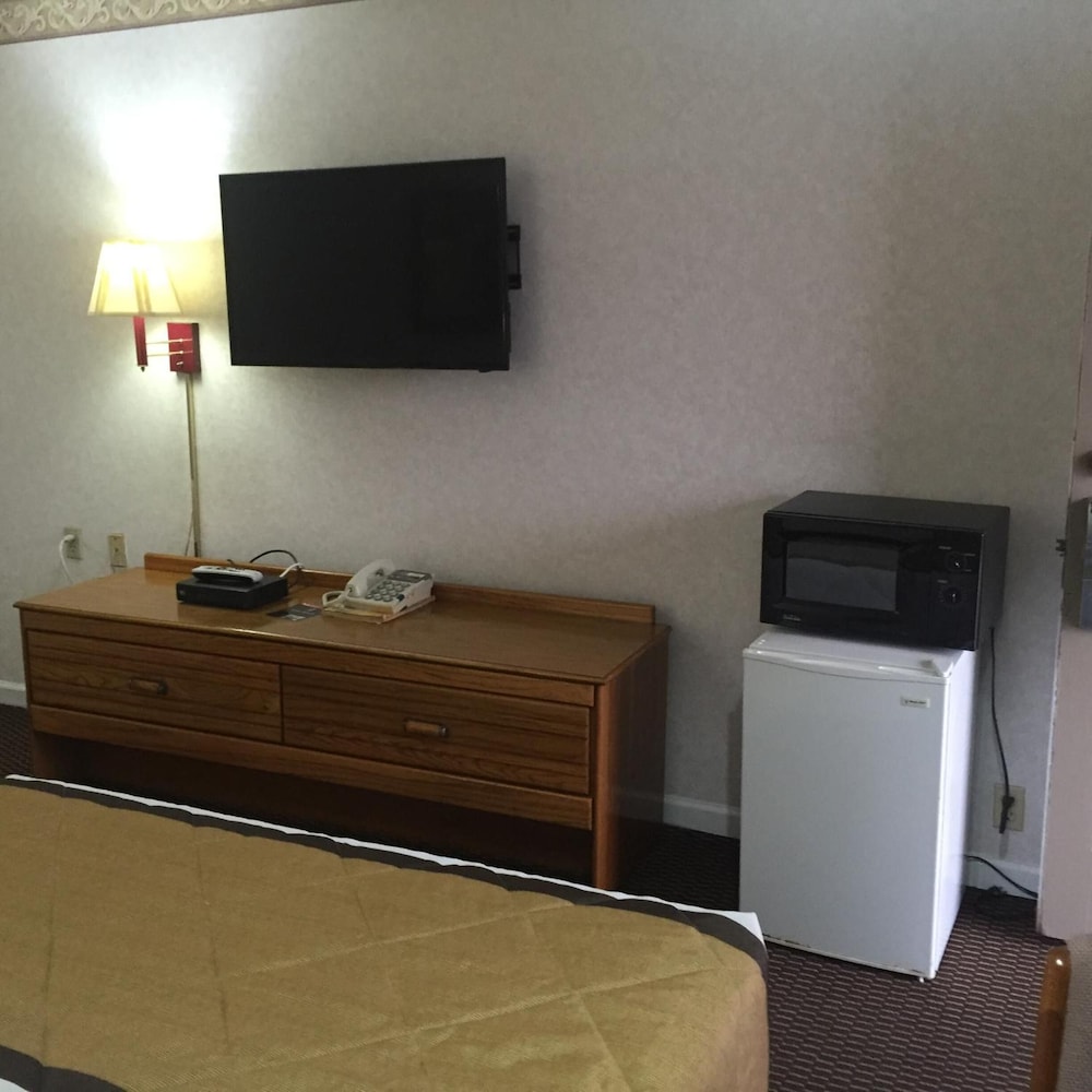 Econo Lodge Calhoun North Damascus - photo 37
