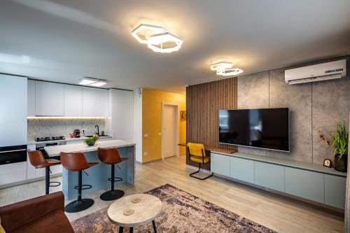 5th Floor Executive Apartment with Balcony and Free Parking — 4-Star Luxury Hotel in Brasov, Romania