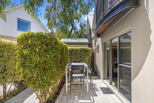 Tides at 65 Cape View Resort — hotel in Broadwater