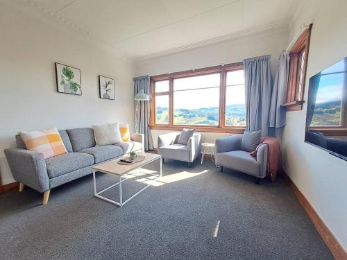 Spacious Affordable Peaceful Family Home — 4-Star Luxury Hotel in Dunedin, New Zealand