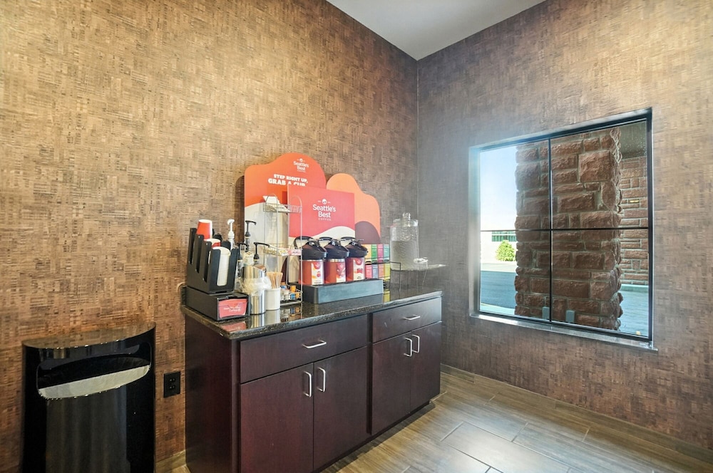 Cobblestone Hotel & Suites Bellefontaine - photo 80