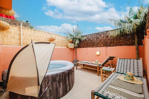 Riad Jacuzzi & Breakfast 5min walk Jemaa El Fnaa & Vue Rooftop Médina — 4-Star Luxury Hotel in Marrakesh, Morocco