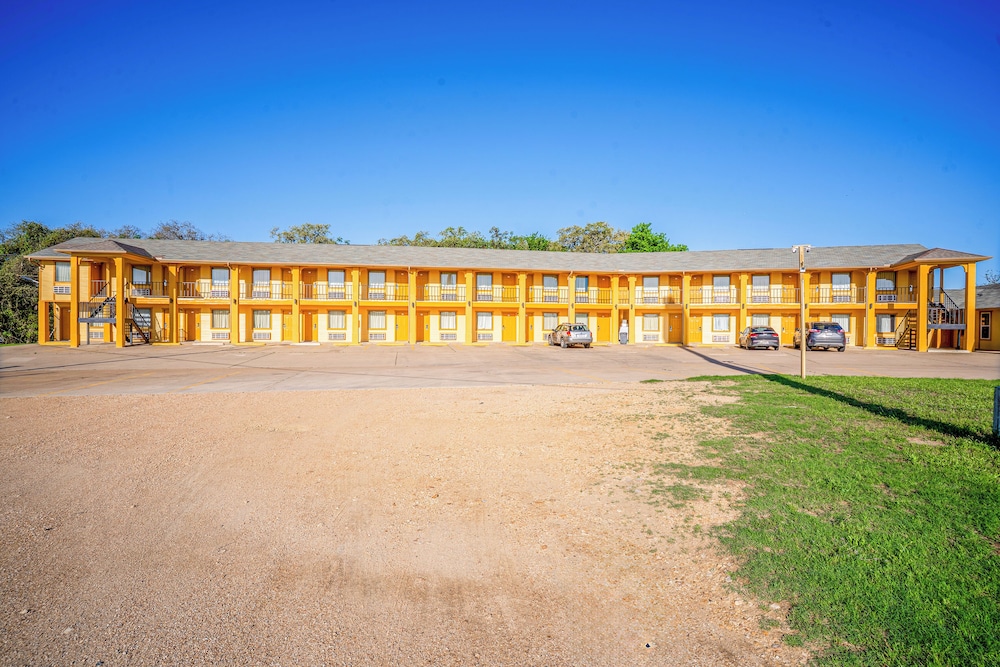 Regency Inn By OYO Rockdale TX - photo 33