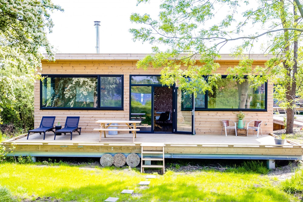 Pean buiten Waterlodges — 4-Star Luxury Hotel in Nes, Netherlands