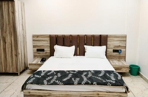 Hotel sky heights - last minute hotel in Kandhla