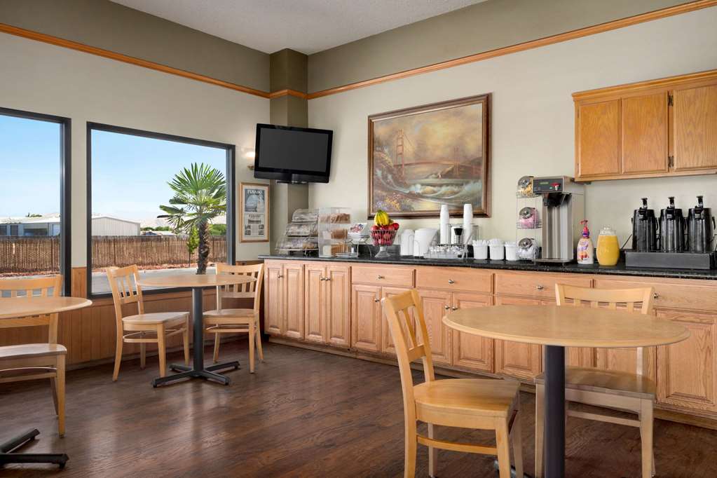 Super 8 by Wyndham Lindsay Olive Tree - photo 35