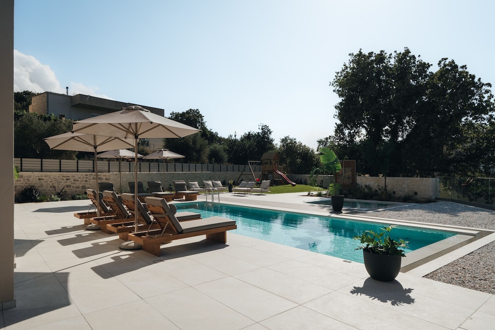 Georgia Villa With Private Heated Pool — 4-Star Luxury Hotel in Rethymno, Greece