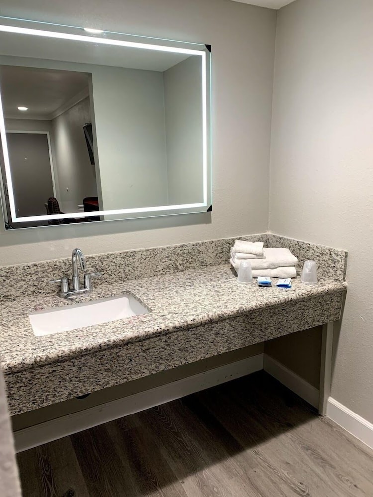 La Puente Inn Motel - photo 43