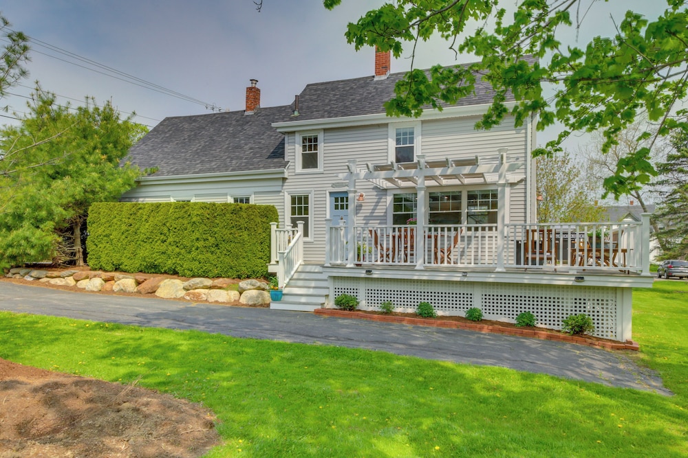 Rockland Home with Deck 5 Mins to Historic Downtown — 4-Star Luxury Hotel in Rockland, United States
