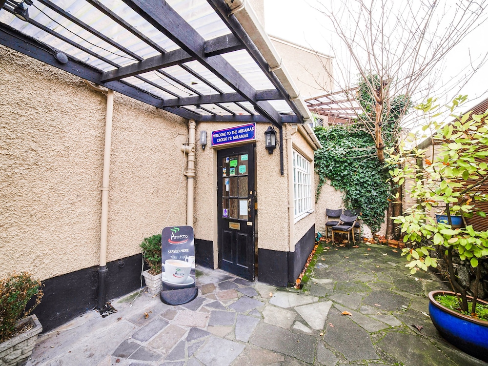Miramar Hotel — hotel in Llanelli