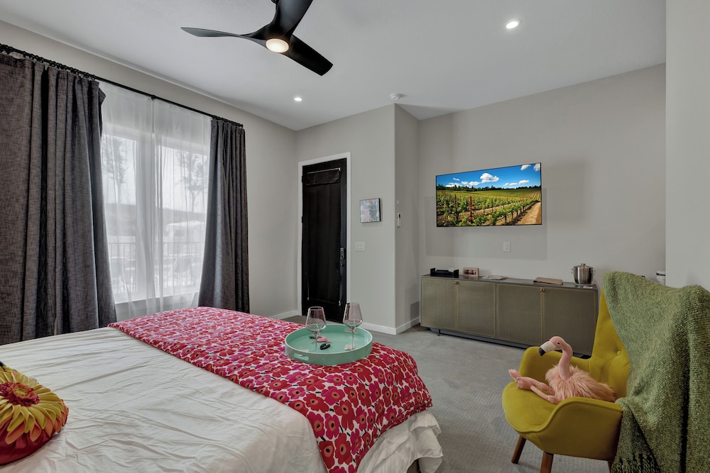 The Bentley Hotel Andy Worhol Room Hill Country View - photo 6