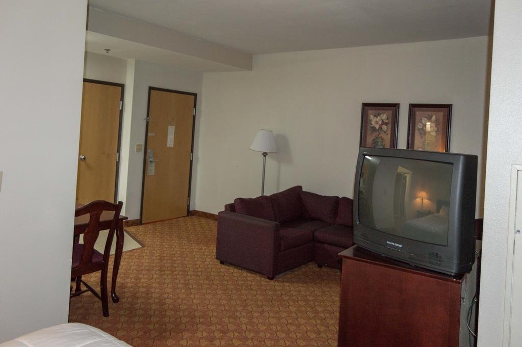 Chisholm Suite Hotel — Duncan — photo 3