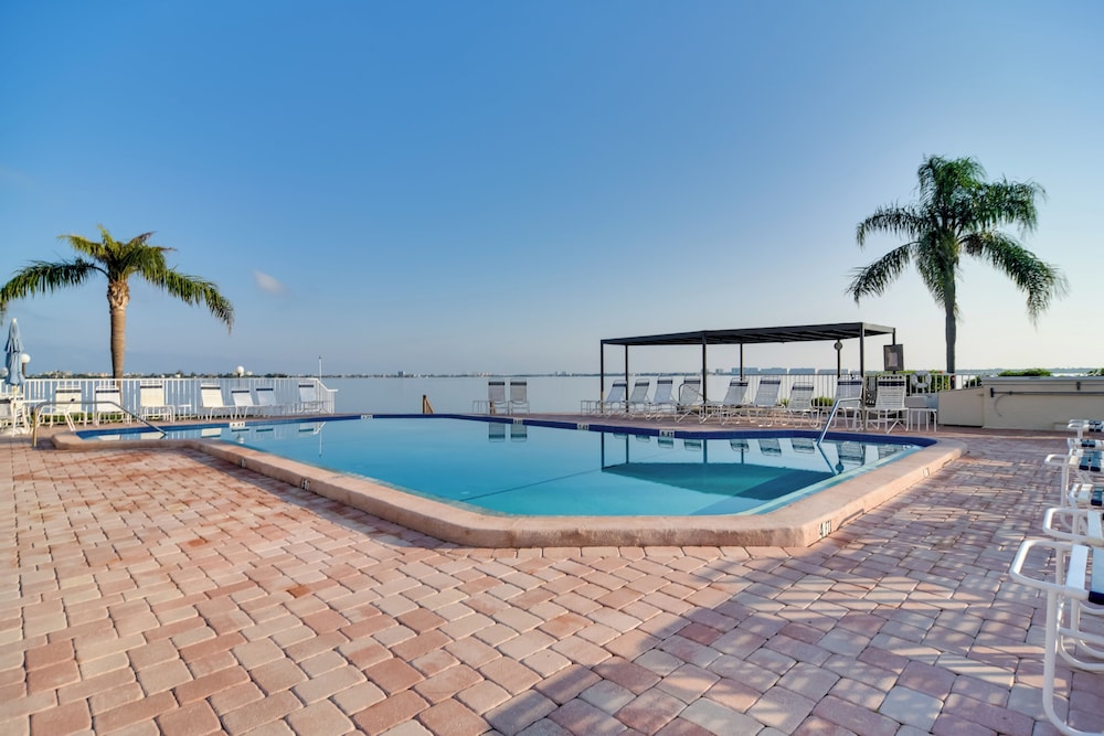 Isla Del Sol Condo About 2 Miles To St Pete Beach — 4-Star Luxury Hotel in St. Petersburg, United States