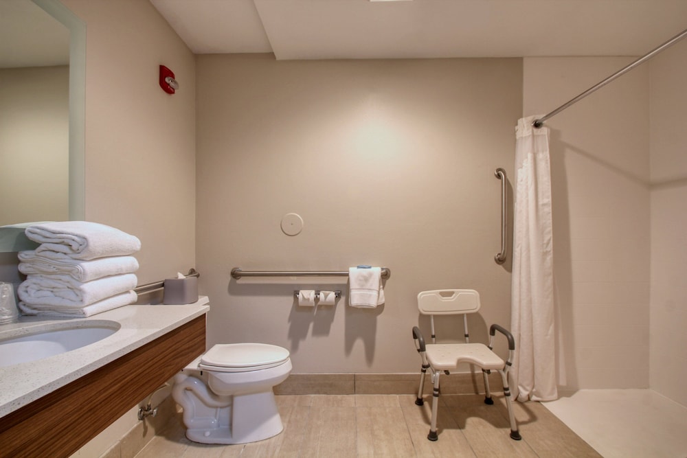 Holiday Inn Express Hotel & Suites Oshkosh by IHG - photo 17