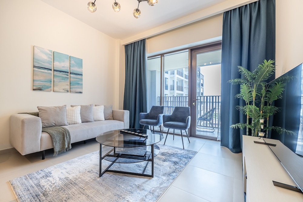 Exquisite 1BDR apartment in Creek with Pool View — 4-Star Luxury Hotel in Dubai, United Arab Emirates