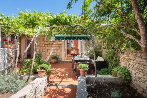 Seaside house with a swimming pool Sutivan Brac 16300 — 4-Star Luxury Hotel in Sutivan, Croatia