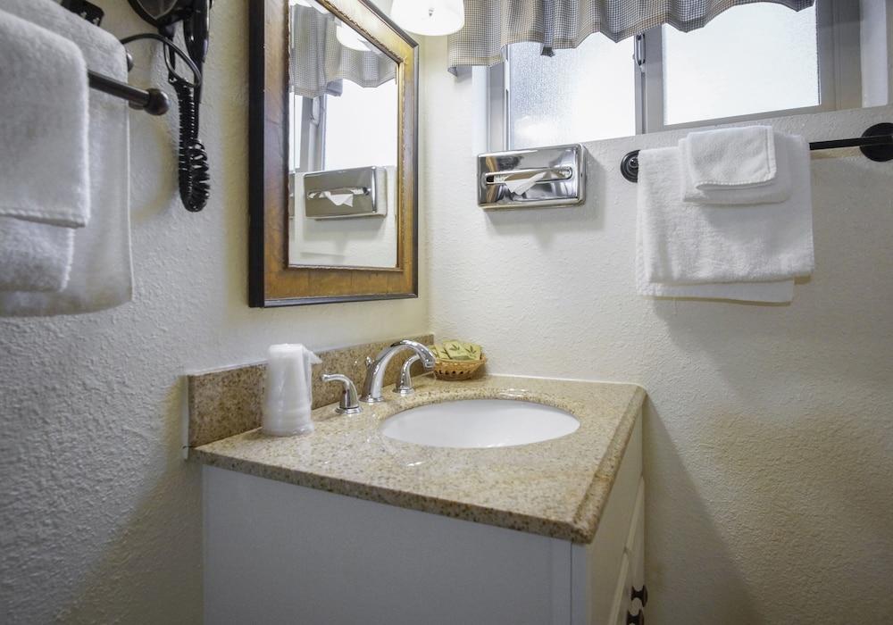 Green Gables Motel & Suites - photo 52