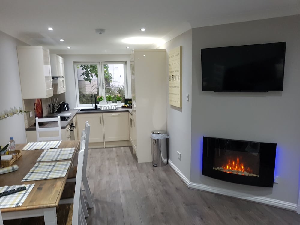 First St Johns Hill Apartment 3 — 4-Star Luxury Hotel in Edinburgh, United Kingdom