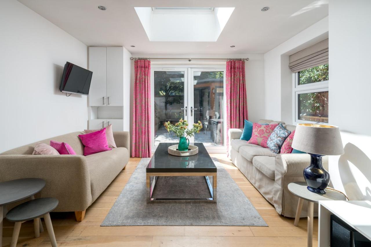 Elegant London Stay 2BR with Garden in Battersea — 4-Star Luxury Hotel in London, United Kingdom
