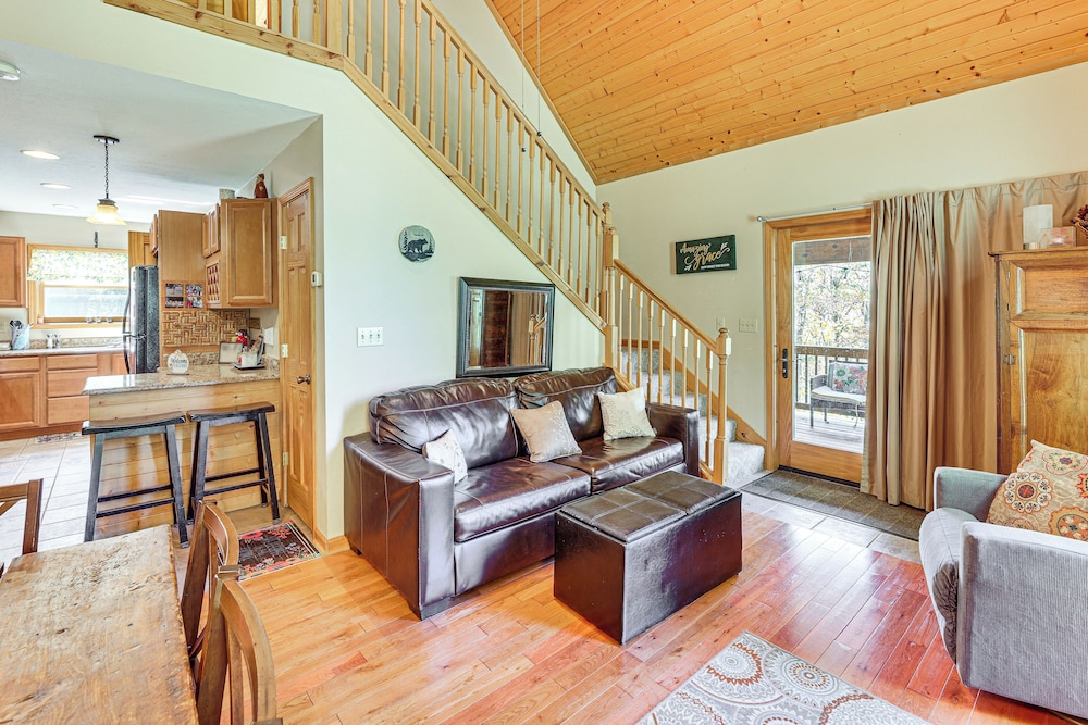 3 Mi to Snowshoe Resort Cabin with Hot Tub - photo 6