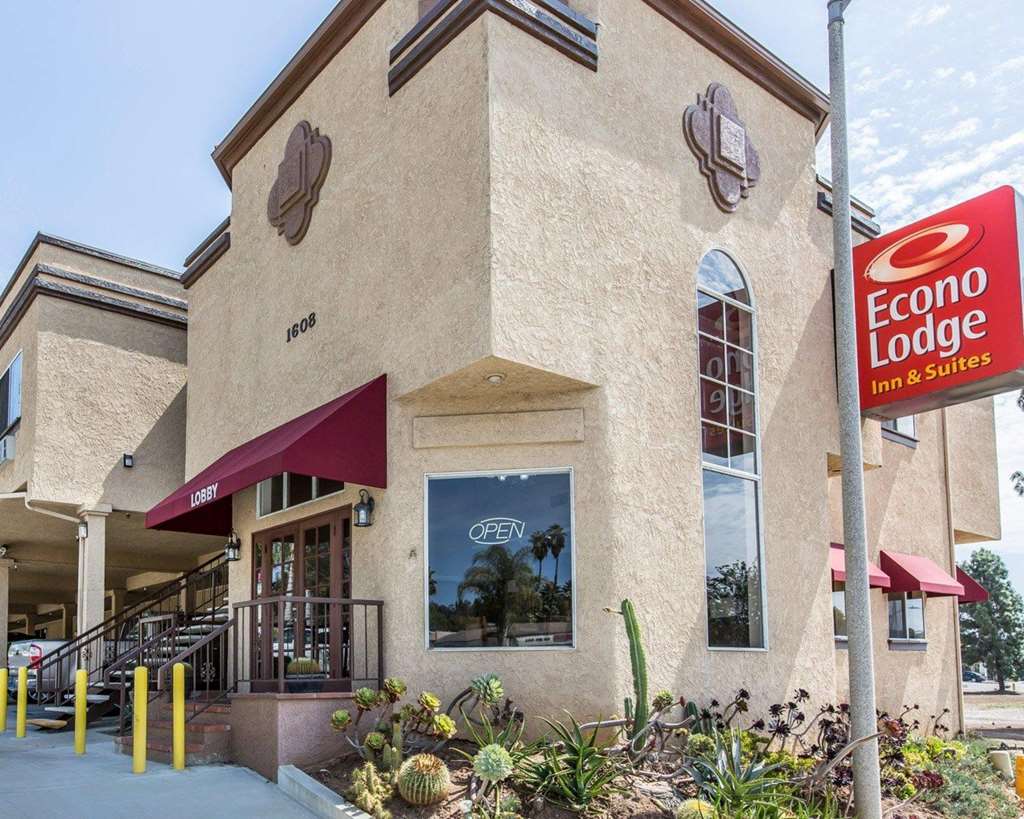 Econo Lodge Inn & Suites Fallbrook Downtown - photo 2